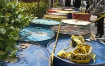 Polda Riau Sikat 33 Drum Minyak Tanah Tak Resmi