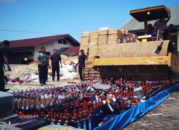 Ribuan botol miras & 19 juta batang rokok ilegal di Riau dimusnahkan