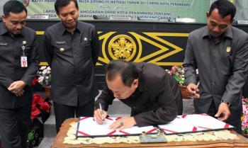 Galeri Foto Paripurna Laporan Banggar DPRD Pekanbaru terhadap APBD P 2015