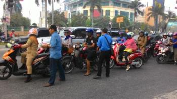Kabut Makin Parah, Sinar Mas dan PWI Pekanbaru Bagikan 2600 Masker