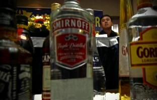 Jelang Puasa di Pekanbaru, ratusan botol miras & puluhan petasan disita