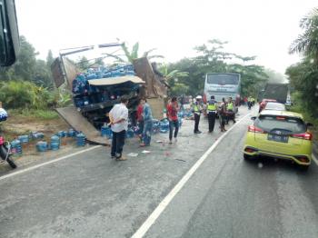 Bus RAPI Sarat Penumpang Tabrak Truk Berhenti