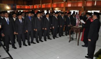 Sambut Anggota DPRD Riau 2014 - 2019, Mahasiswa Demo