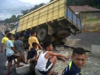 Ngantuk, Supir Truk Colt Diesel Tabrak Median Jalan Jalur Dua