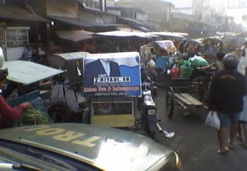Hadeuh! Pasar Bagan Batu macet parah akibat Bongkar Muat liar