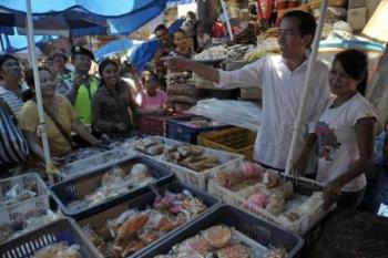 Peluk Jokowi, Ibu Penjual Lemang: Gubernur aja Gak Bisa Dipeluk