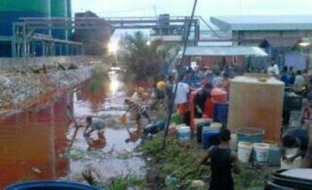 Tangki Bocor, Warga Dumai Timba Minyak Goreng dari Sungai