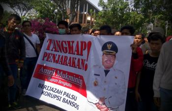Demo ijazah Bupati Bengkalis, Massa: kampus berdiri tahun 2001, kok Amril bisa lulus tahun 2002?