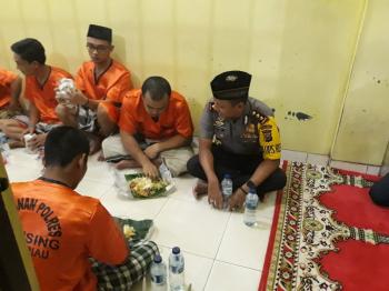 Haru Biru Ketika Kapolres dan Tahanan Berbuka Bersama