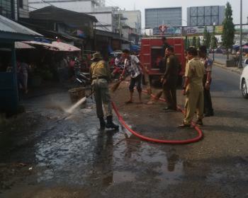 Hiy! Saking Kotornya, Mobil Damkar Semprotan Air ke Pasar Pajak Lama Bagan Baru