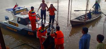 Mayat Laki-laki Misterius Terapung di Sungai Siak