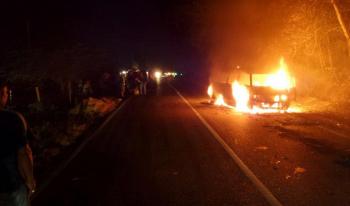 Mobil travel mendadak terbakar, puluhan penumpang panik