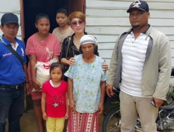 Santuni kaum dhuafa Bagan Batu, Pemilik Butik Lin Fashion Sedih