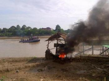 Sadis! Dibunuh di depan keluarga, Bupati Indragiri dibuang ke sungai