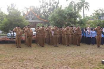Alex Kurniawan Pimpin Apel Pagi di Lingkungan Sekretariat DPRD Pekanbaru