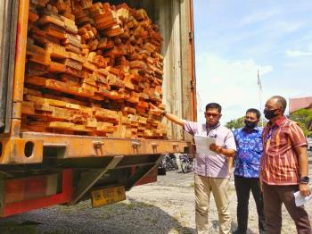 Polda Riau Tangkap Satu Truk Tronton Penuh Kayu Pembalakan Liar