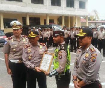 Sabar saat dipukuli Oknum TNI, Polantas Pekanbaru dapat penghargaan