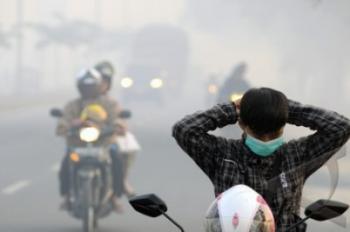 Asap Tebal, GMKI dan GAMKI Dumai Bagi-bagi Masker Gratis