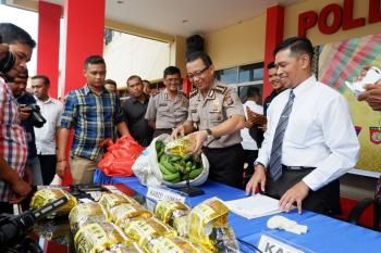 Peredaran 17 Kg sabu-sabu dalam kemasan teh digagalkan Ditresnarkoba Polda Riau