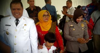 Belum dapat yang baru, Bupati berstatus Duda di Riau ini didampingi mantan istri saat dilantik
