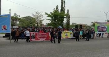 Dituding Korupsi, Massa kembali bentang Spanduk Tuntutan Istri Muda Wali Kota Pekanbaru Firdaus