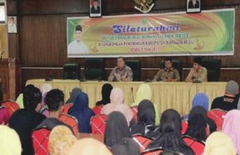 Bupati Yopi bagikan ratusan pakaian Muslim ke Petugas Cleaning Service