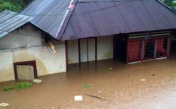Buruh PT Sumber Alam Makmur Sentosa di Rohul terkurung Banjir