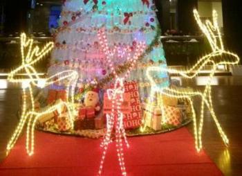 Natal Ceria, Ibis Pekanbaru Sulap Limbah Jadi Dekorasi Mewah
