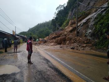 Jalur Riau Sumbar Nyaris Lumpuh Akibat Longsor