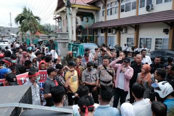Ratusan mahasiswa desak hakim hadirkan Muhammad dalam sidang praperadilan