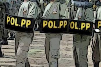 Satpol PP bersihkan PKL yang buka lapak di JPO