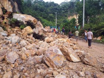 Lintas Riau-Sumbar Nyaris Lumpuh Akibat Longsor