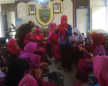 Berseri.com Ajari Ibu-ibu PKK Bagan Batu Mengelola Sampah