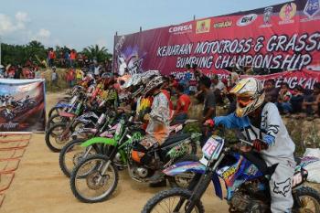 74 Pembalap se-Riau Adu Kebolehan di Motorcross dan Grasstrack 2015