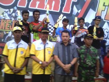 86 Crosser bertarung di Kejuaraan Motor Cross dan Grass Track Rohil