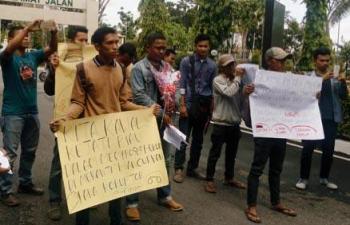 Pendemo tuding Bupati Irwan Nasir dalang korupsi di Kepulauan Meranti