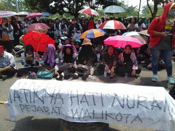 Ribuan Guru Demo Walikota Pekanbaru Bawa Keranda