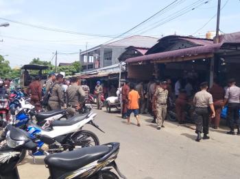 6 Kios Pajak Baru Bagan Batu Dirobohkan dengan Alat Berat
