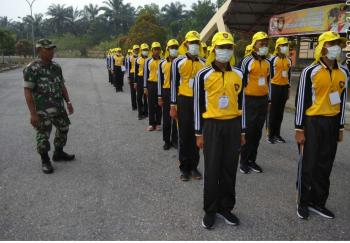 Optimis Karhutla Ditanggulangi, Paskibraka Semangat Latihan Meski Kabut Asap