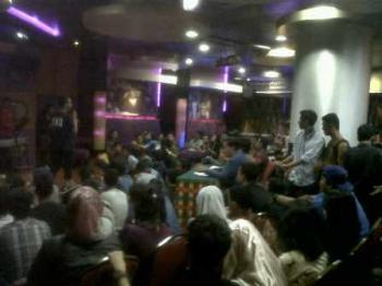 Icky, Juri Stand Up Comedy For Laugh : Hotel Ibis Cozy and Entertaint !