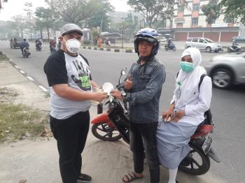PWI Peduli Bagikan 2.000 Masker ke Pengendara Bermotor