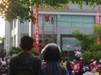 Diduga tersengat listrik tegangan tinggi, karyawan showroom mobil Honda tewas ditangga penyangga