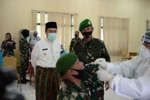 Gubernur Riau Tinjau Pelaksanaan Tes Swab di Korem 031/ Wirabima