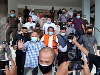 Pakai Baju Tahanan Orange, Sekdaprov Yan Prana Keluar Dari Kejati Riau