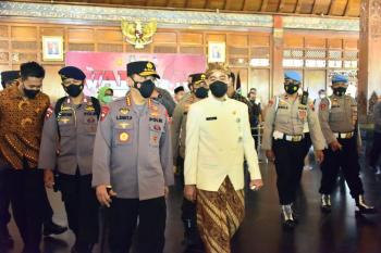 Wali Kota Solo & Kapolri Tinjau Vaksinasi Dosen dan Pemuka Lintas Agama