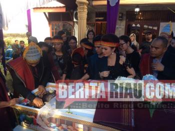 Bakat menyanyi Momo Geisha turun dari Sang Ayah