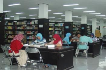 Biar Rajin Baca, Mahasiswa UPP di Rohul diajak Dosennya ke Perpus