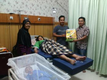 Ibis Pekanbaru Bagikan Kado Sovenir untuk Bayi-bayi di Syafira