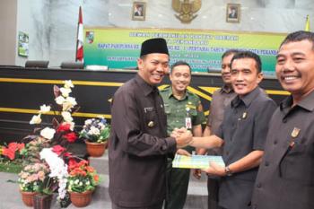 Galeri Foto Paripurna DPRD Pekanbaru Penyerahan LKPj Walikota Tahun 2014