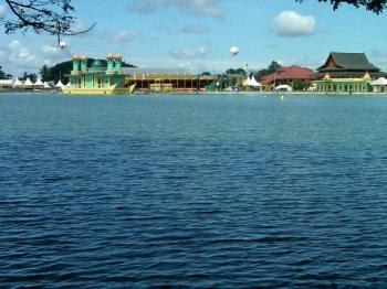 Lebaran, Objek Wisata Danau Raja Rengat Dikerumuni Warga